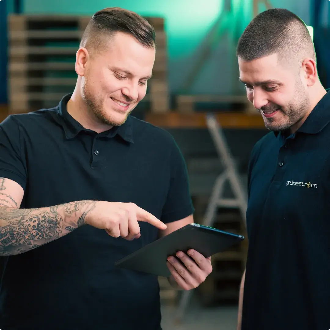 Mitarbeiter zeigt auf eine Info auf einem Tablet