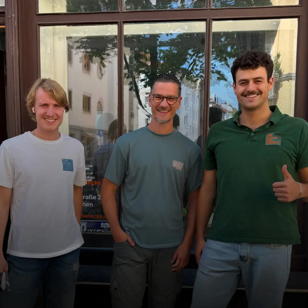 Team von Ab durch die Hecke vor dem Betrieb