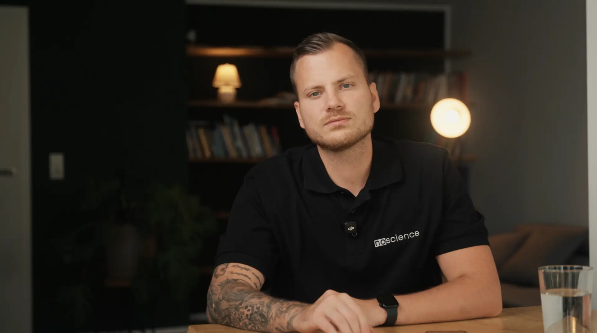 Steven Hermes am Schreibtisch